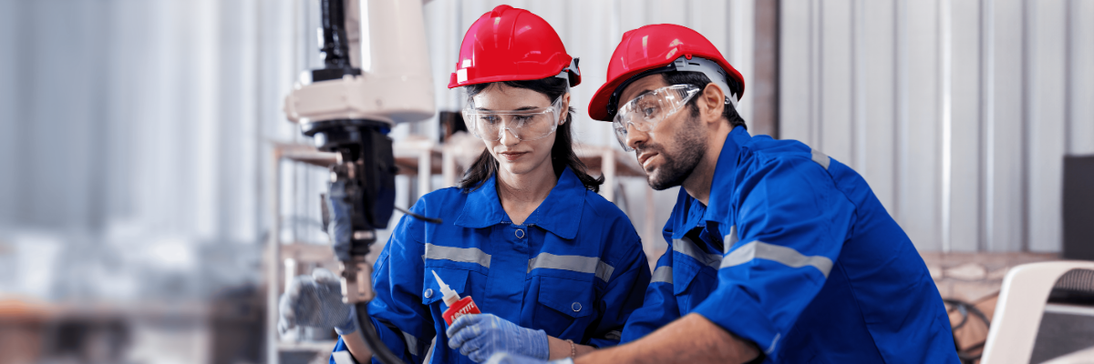 Techniciens en atelier utilisant un freinfilet LOCTITE en maintenance industrielle