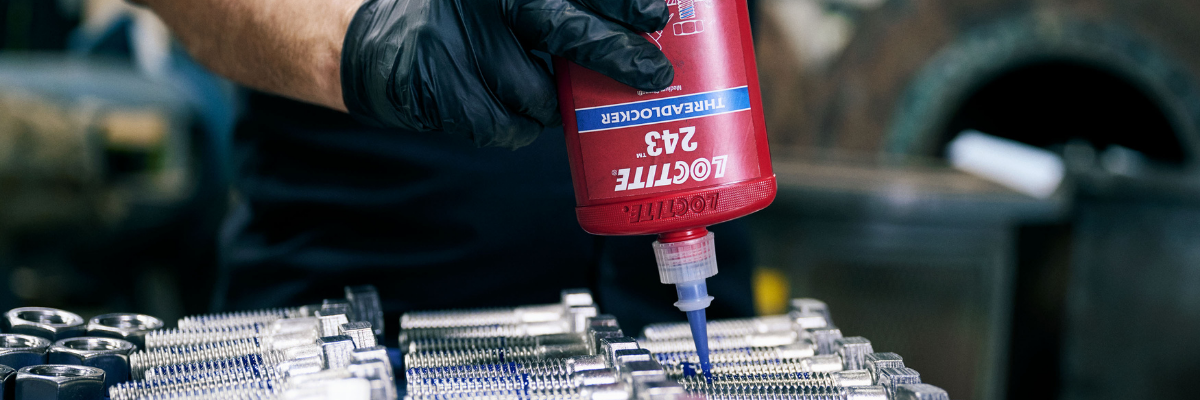 Dépose de freinfilet LOCTITE sur une série de boulons en atelier