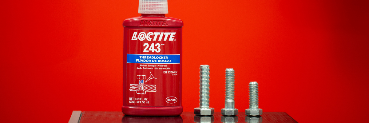 Flacon de freinfilet LOCTITE 243 résistance moyenne à côté de vis métalliques