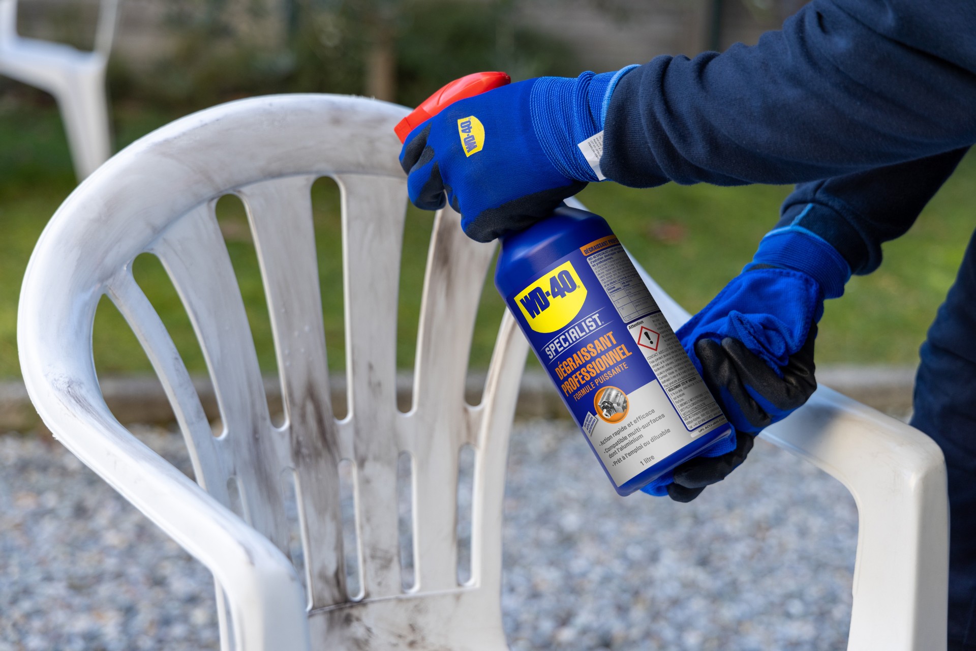 Nettoyage d'une chaise de jardin en plastique avec le dégraissant WD-40 SPECIALIST