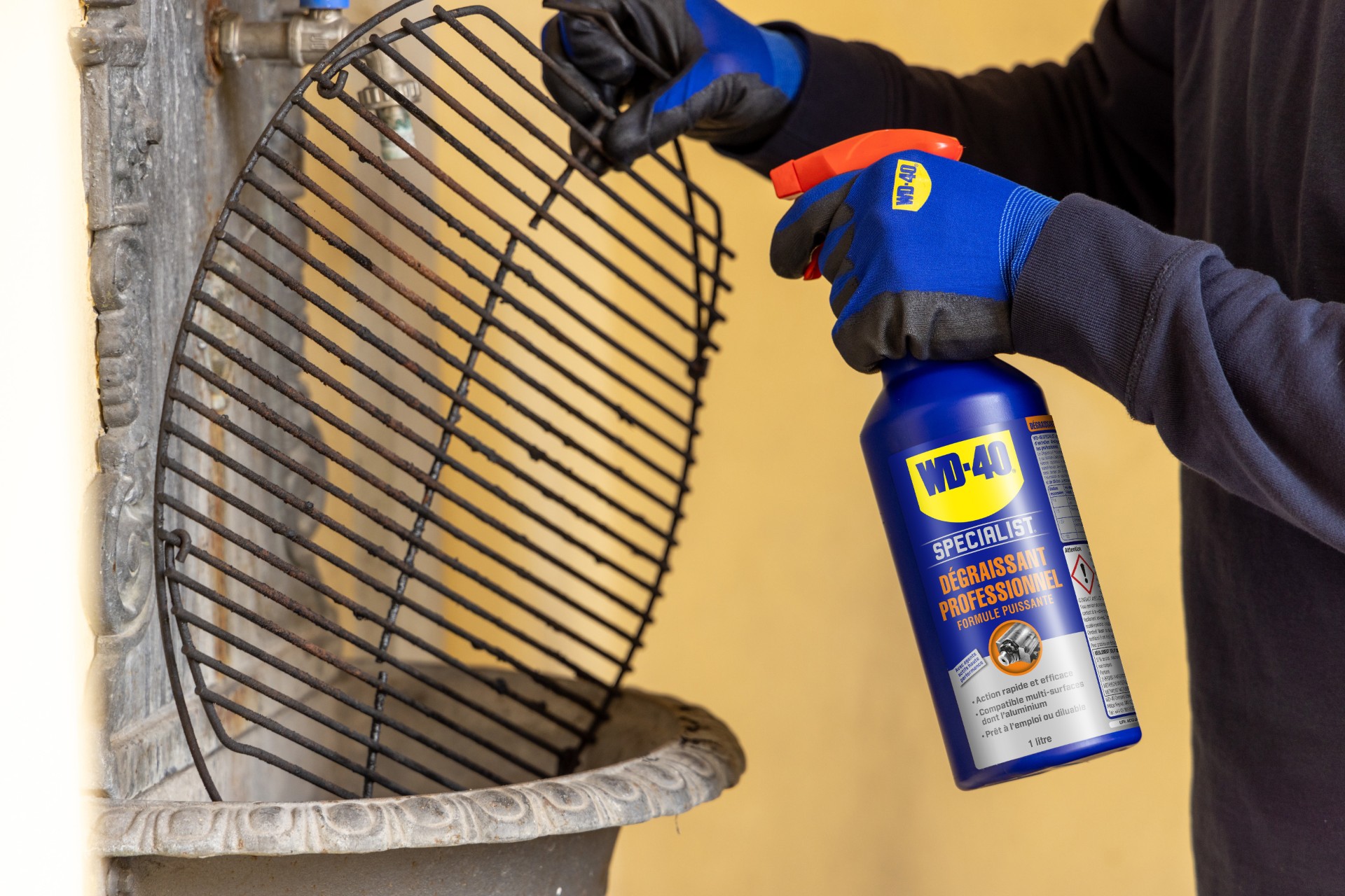 Nettoyage d'une grille de barbecue avec le Dégraissant Professionnel WD-40 SPECIALIST
